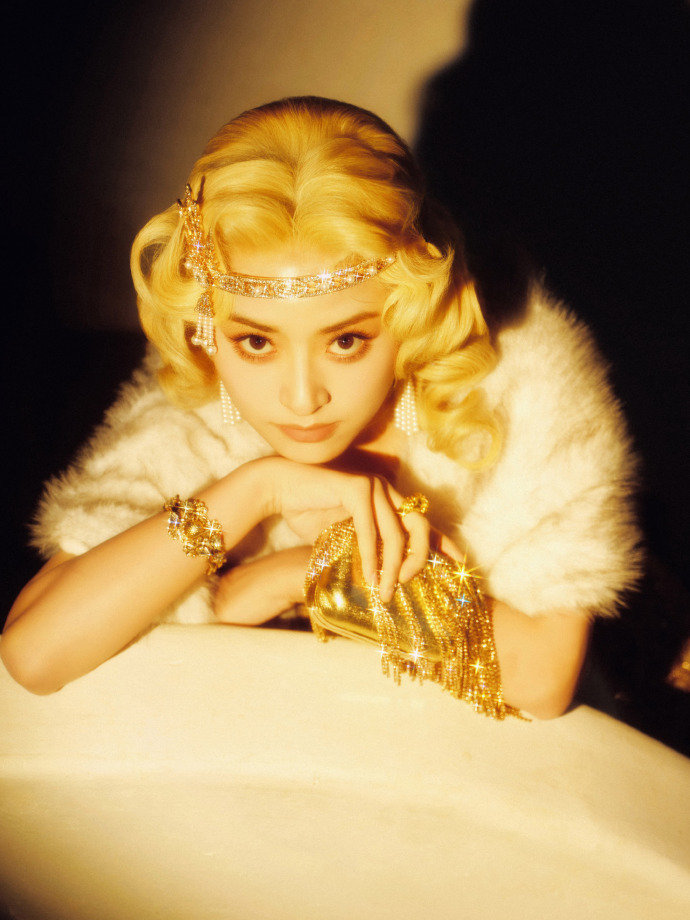 沈月生日策划 沈月生日策划，每个小时的27分发送一组绝美写真，金发的月月漂亮到无