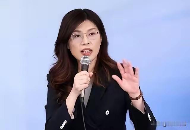 她4月刚来大陆转一圈，又是见面又是表态“两岸一家亲”，蓝营那点好感度好不容易拉回