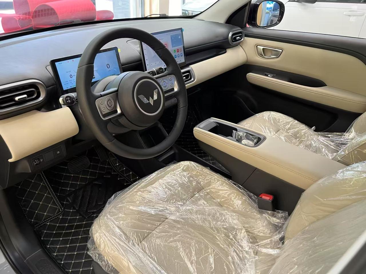 五菱缤果的内饰普遍都是这种白棕色系，看起来还是比较精致的，皮质坐垫坐起来也非常舒