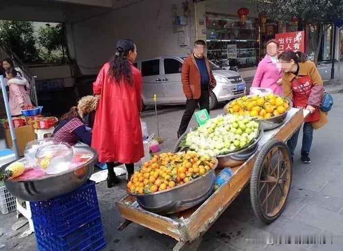 对与错很纠结吗？
武汉天桥商贩和城管冲突的视频我看了，视频中两三个城管暴打毫无还