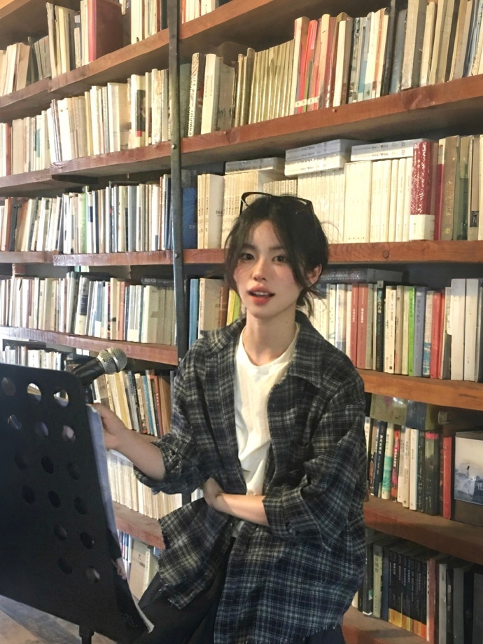 存一些书店拍照姿势📙 ​​​