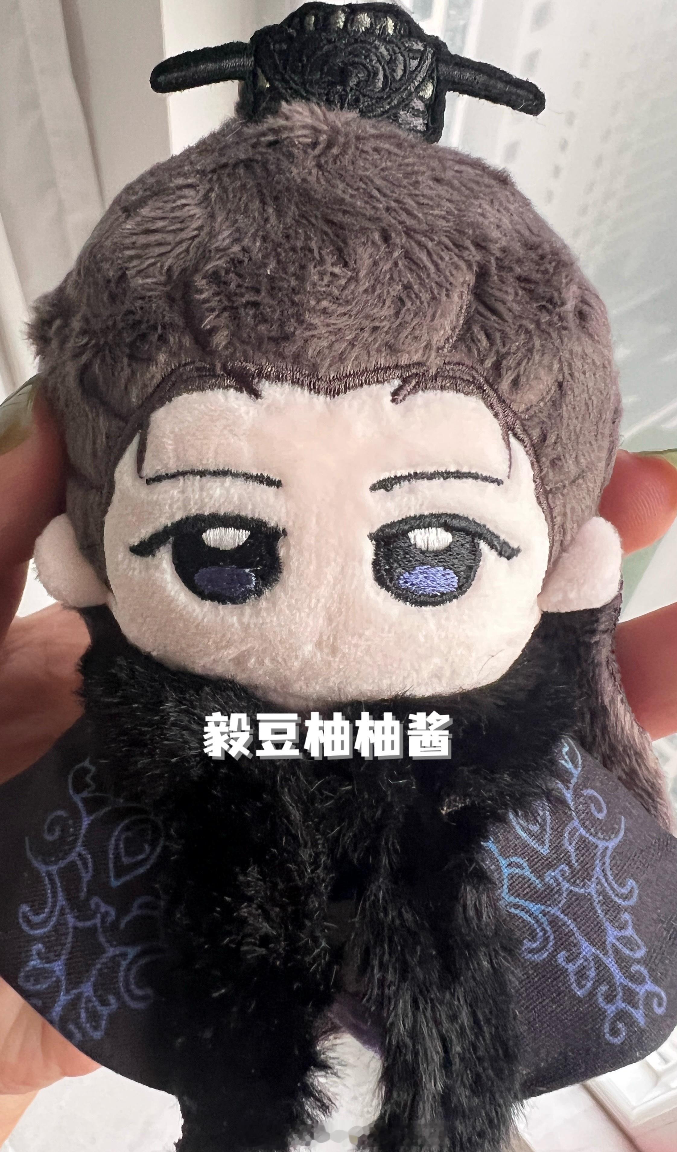 被我妈逗乐了…昨天请她帮我的谢淮安穿上大氅（大氅领口皮筋儿很紧很难套上去）今天她