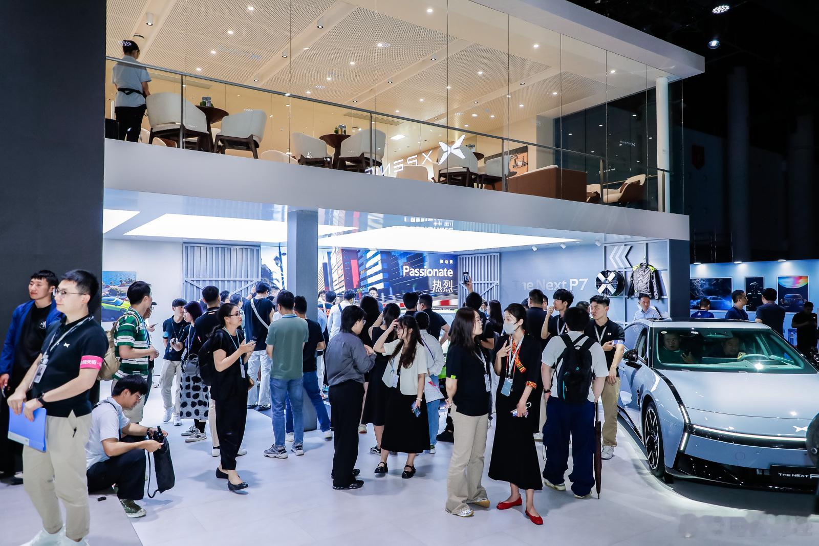 人人人人👬👭人人人，好多人！2025成都车展小鹏汽车展台火热现场，实时报道～