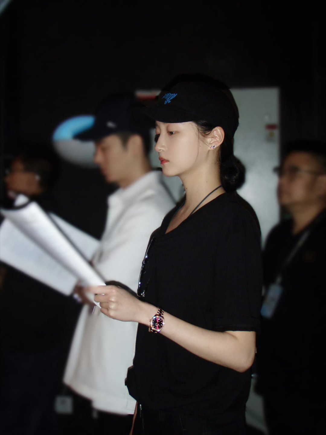 关晓彤 🥫关晓彤孟露莎🥫关晓彤红掌“ 我在黄昏写上一封书信 载着落日的余晖和