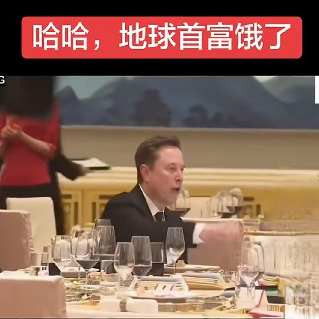什么首富不首富，饿了谁都顶不住。先尝一块再说”，直接把大人物拉回了普通人的状态，