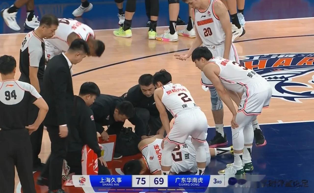 周琦伤退！现在球迷都饭圈了吗？看直播弹幕是满屏“漂亮”我也是真的服了，太恶心，不