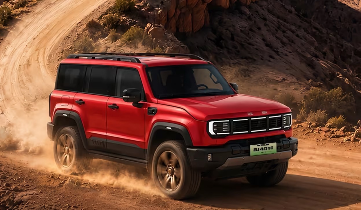 北京越野 BJ40 增程长续航版上市，新车共计推出 3 款车，定位紧凑型 SUV