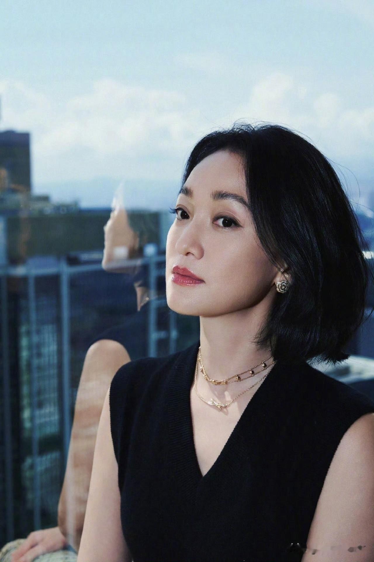周迅倾情演绎CHANEL高级珠宝系列，以独有的清冷气质与优雅姿态，将珠宝的精致与