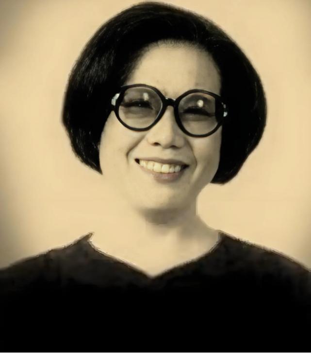 1942年，作家沉樱正怀3胎，得知丈夫把全部家当3万块，拿去给戏子赎身。她不哭不