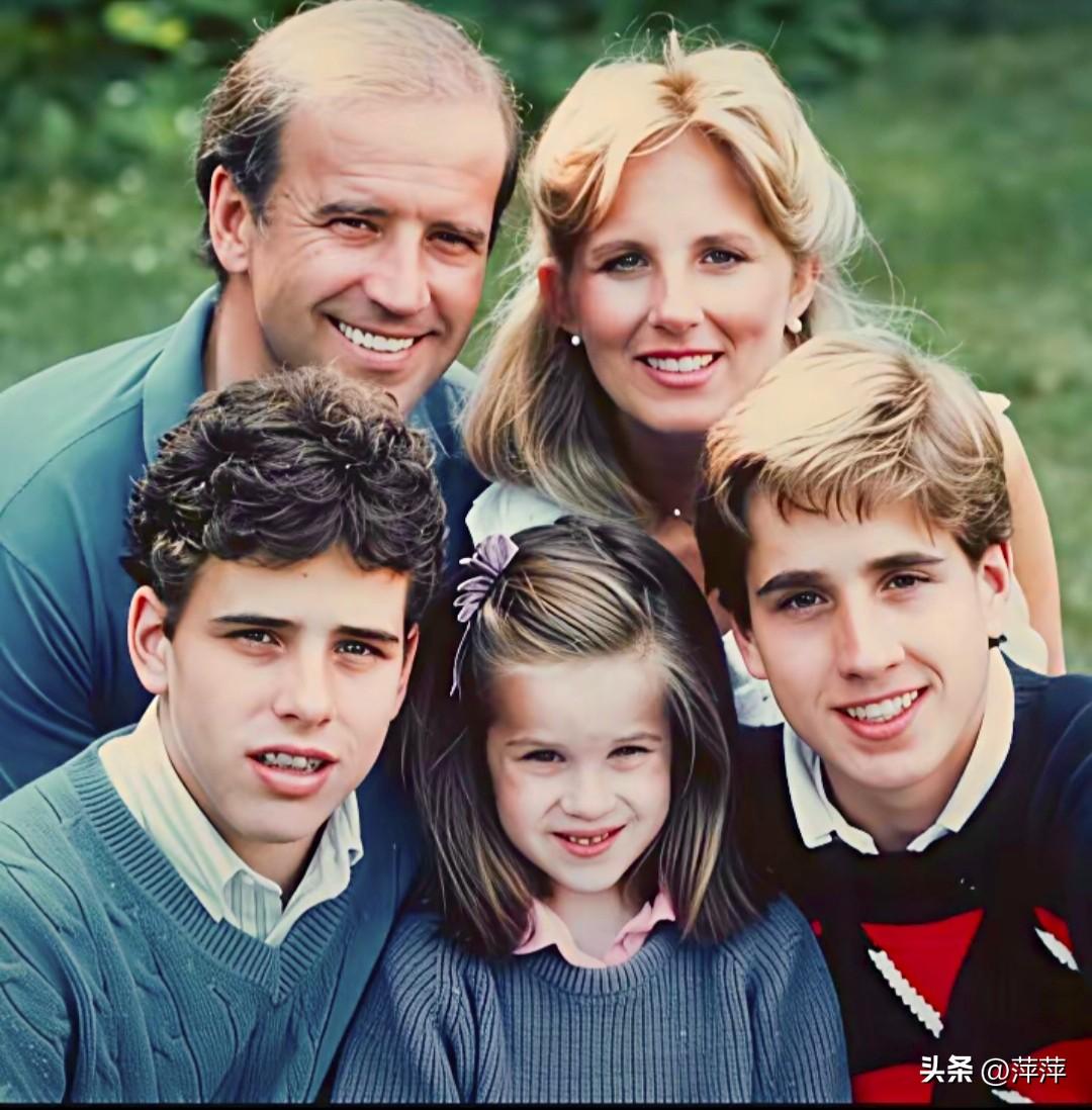 乔·拜登与第二任妻子吉尔·拜登，以及三个孩子的珍贵瞬间。
 
后排是年轻时的拜登