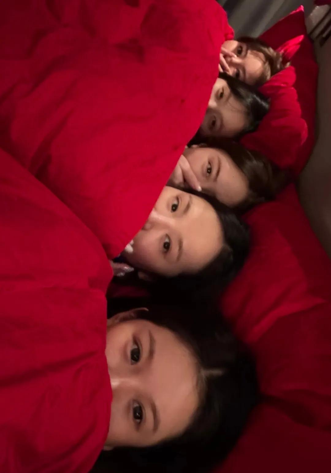 考考你的眼力！结婚前一晚新娘和四位伴娘，猜猜谁是新娘子？