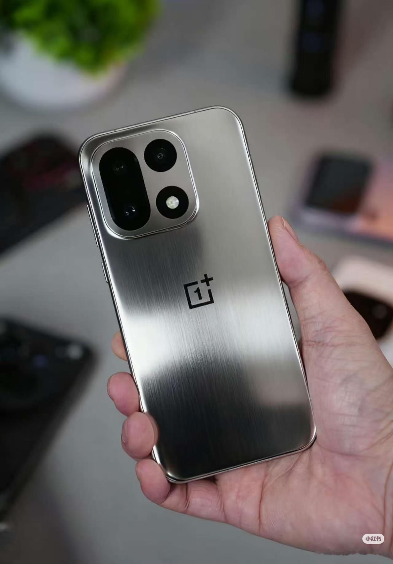 小绿书上看到一款 Ai 生成的一加 15 银色拉丝版，这质感无敌了！ ​​​