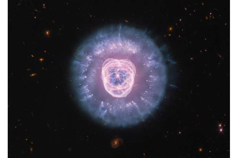 詹姆斯·韦布望远镜拍到了一头“太空狮子”——但它其实正在死亡。

抬头看这张图，