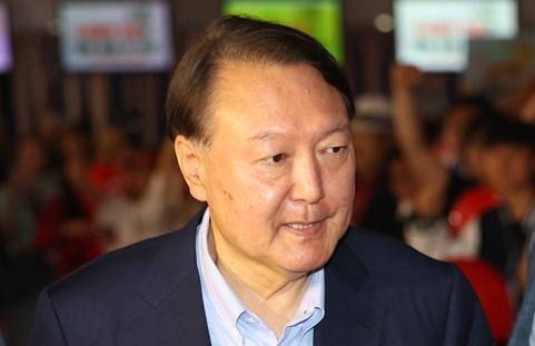 被同僚挤兑出门，尹锡悦誓死要搅乱大选
 
《韩联社》21日报道称，日前宣布退党的