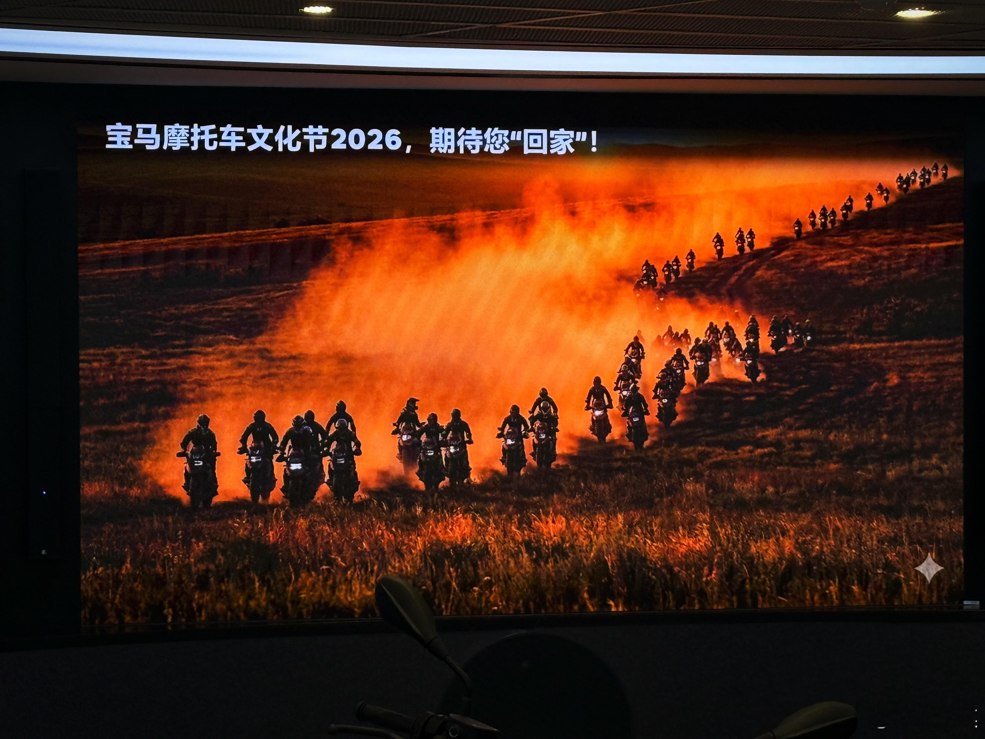 喜欢摩托车的朋友，看到这张图想到什么？是辞职吗摩旅宝马摩托车