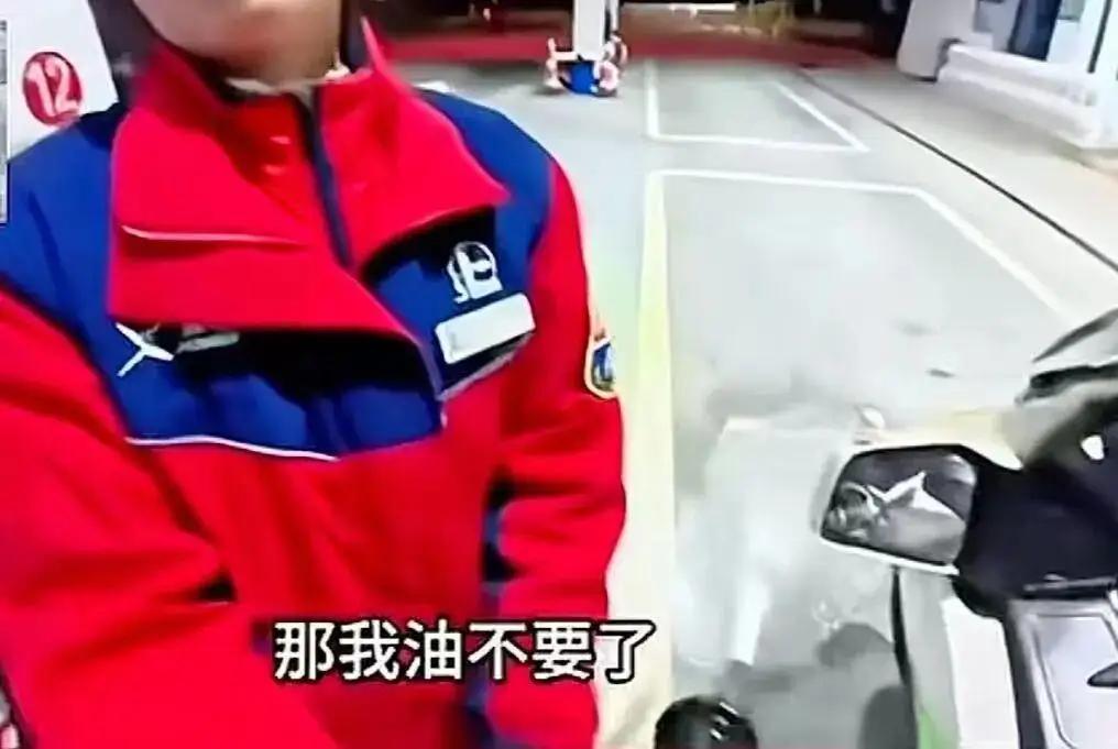 骑摩托男子加油站喷油：禁摩困局下的非理性溃堤
重庆高速服务区，摩托车主因报备未果