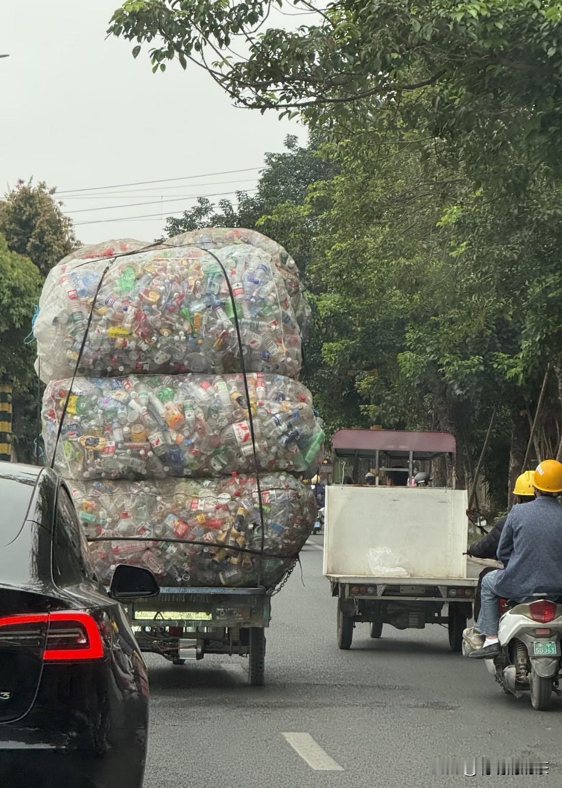 都不容易，每个人都在努力的活着。只为了那一日三餐那些足以让人生存的柴米油盐！且行