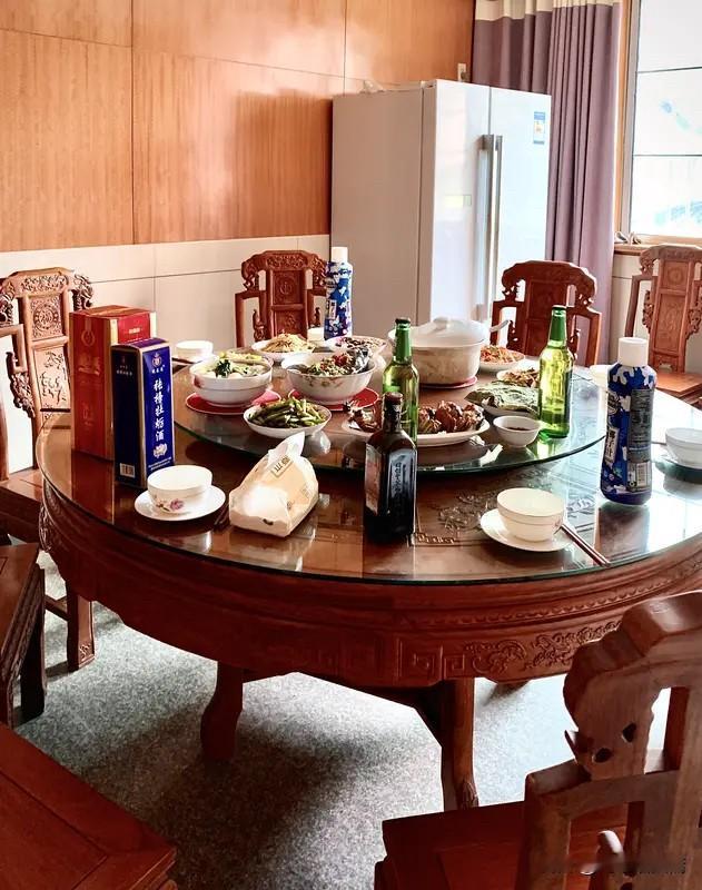 我认为轮流请客。轮流请客其实有着诸多好处。首先，它营造出一种温情又和谐的氛围。大