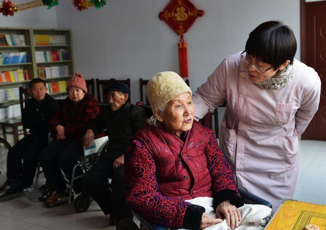 一位7年护工自白：只要老人进了养老院，九成以上就再也回不了家
养老院大厅里最刺眼