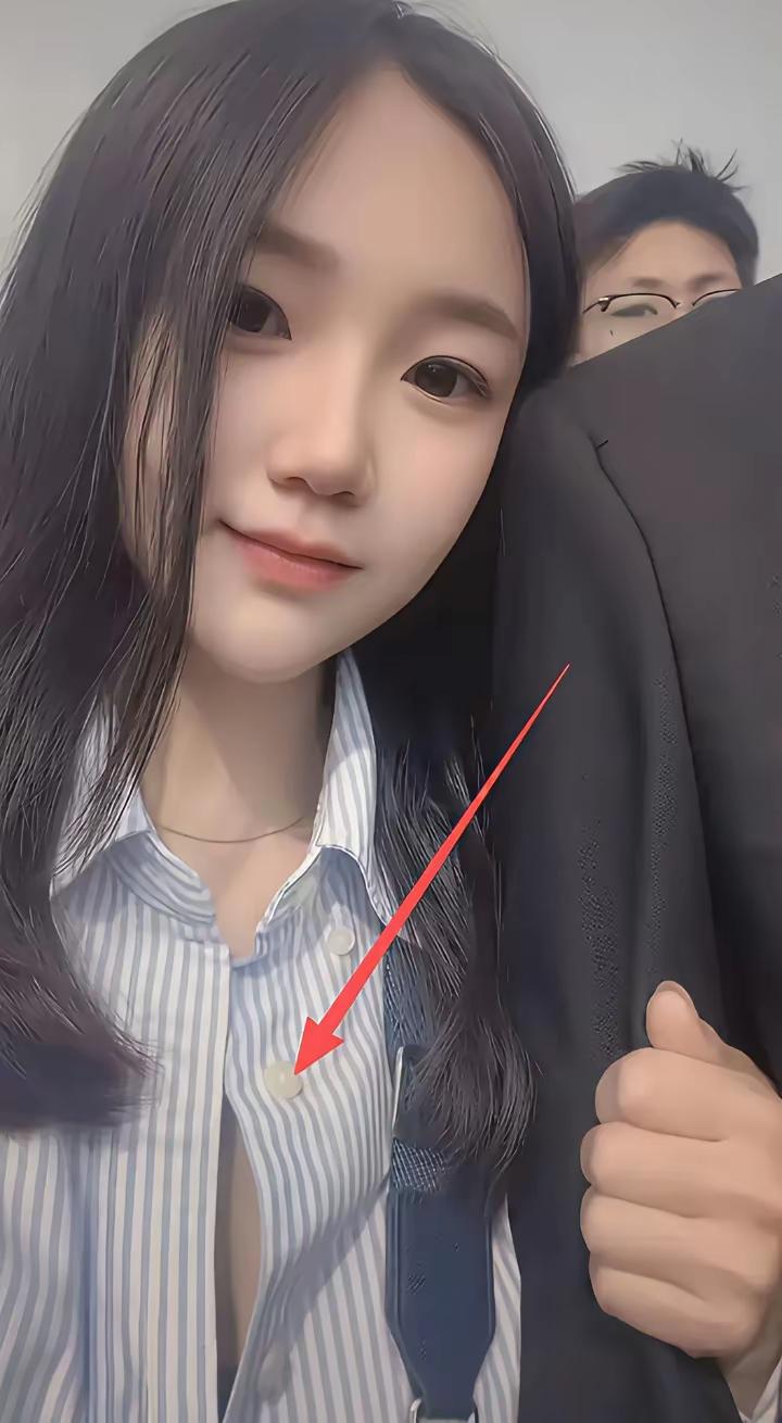 成人礼上妈妈衬衫没系扣，儿子站得笔直却没人看脸，老师拍完照低头删了三张。
那天高