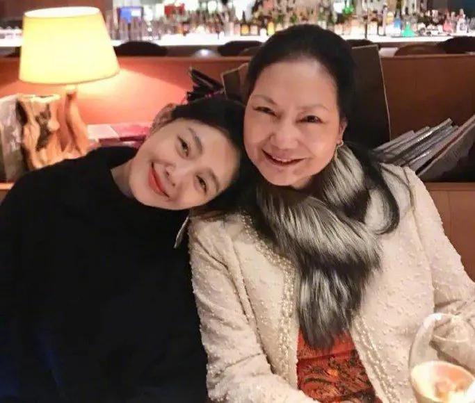 近日，S妈就大S孩子是否在北京上学作出回应，称自己不清楚，汪小菲没跟她说，自己在