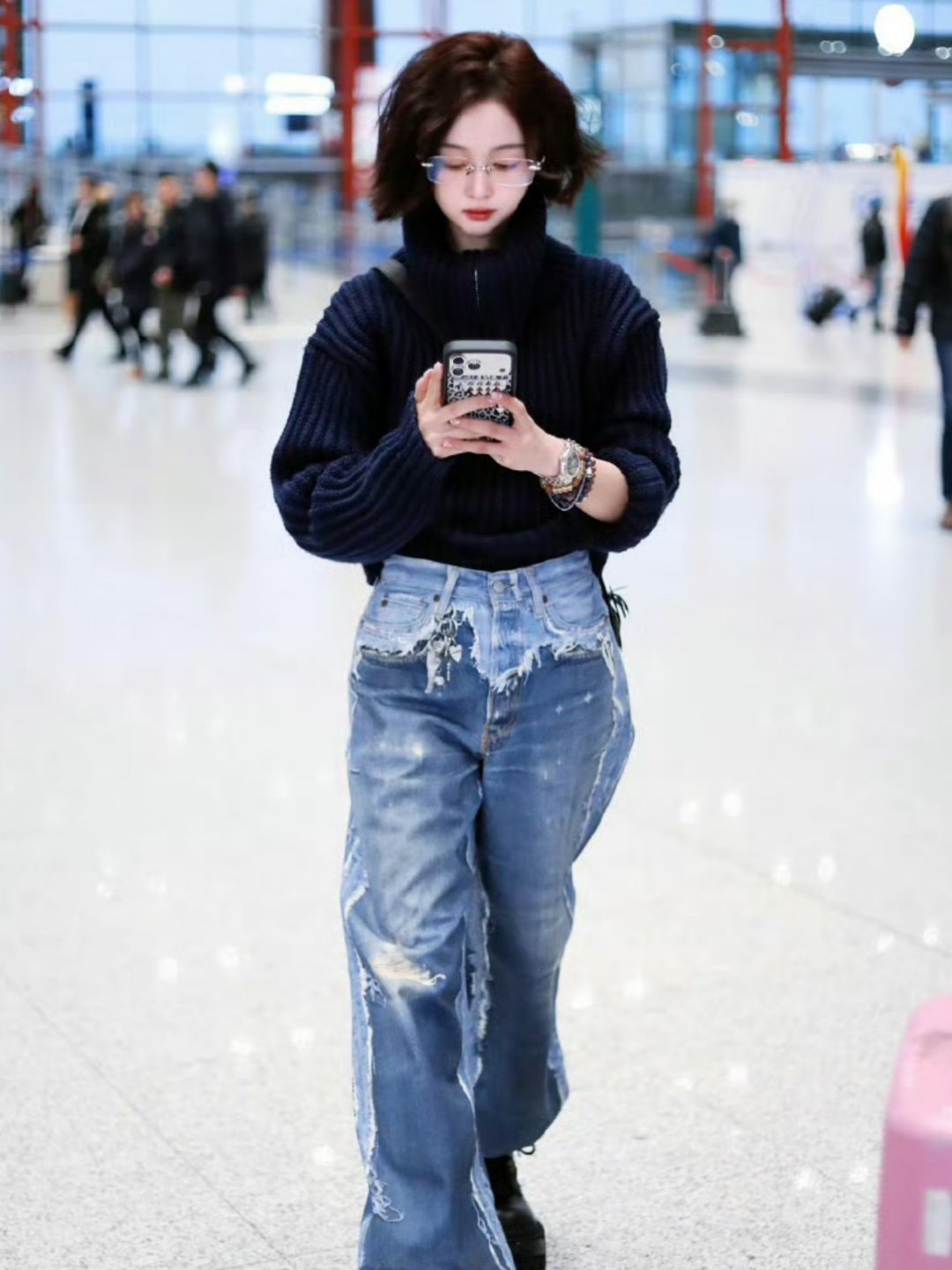 吴宣仪剪了短发 “火箭少女三巨头”之一的吴宣仪剪了蓬松短卷发，看上去脑袋显得很大