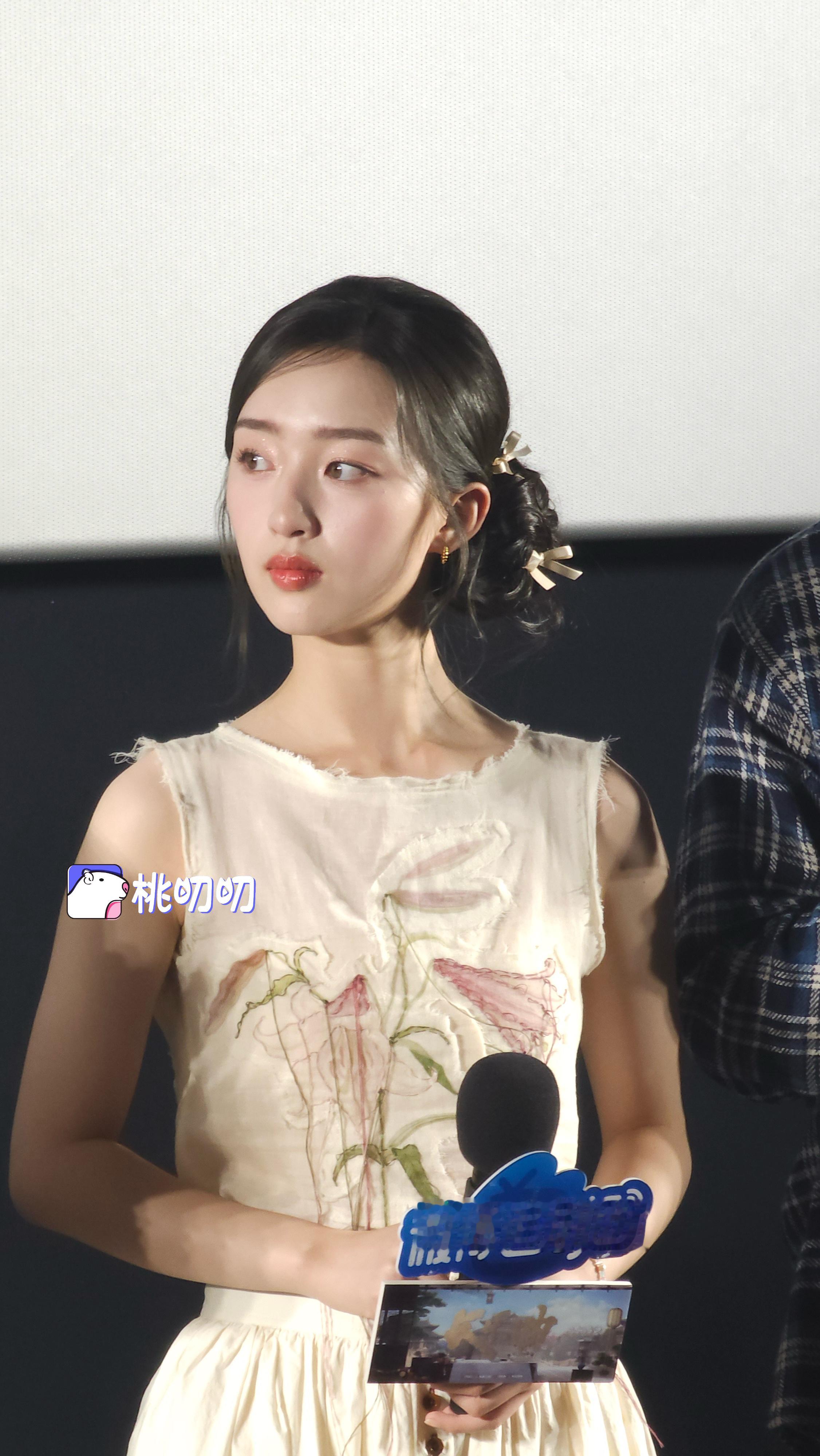 邓恩熙生图，低丸子头的妹宝明媚乖巧🌸#桃叨叨在现场# ​​​