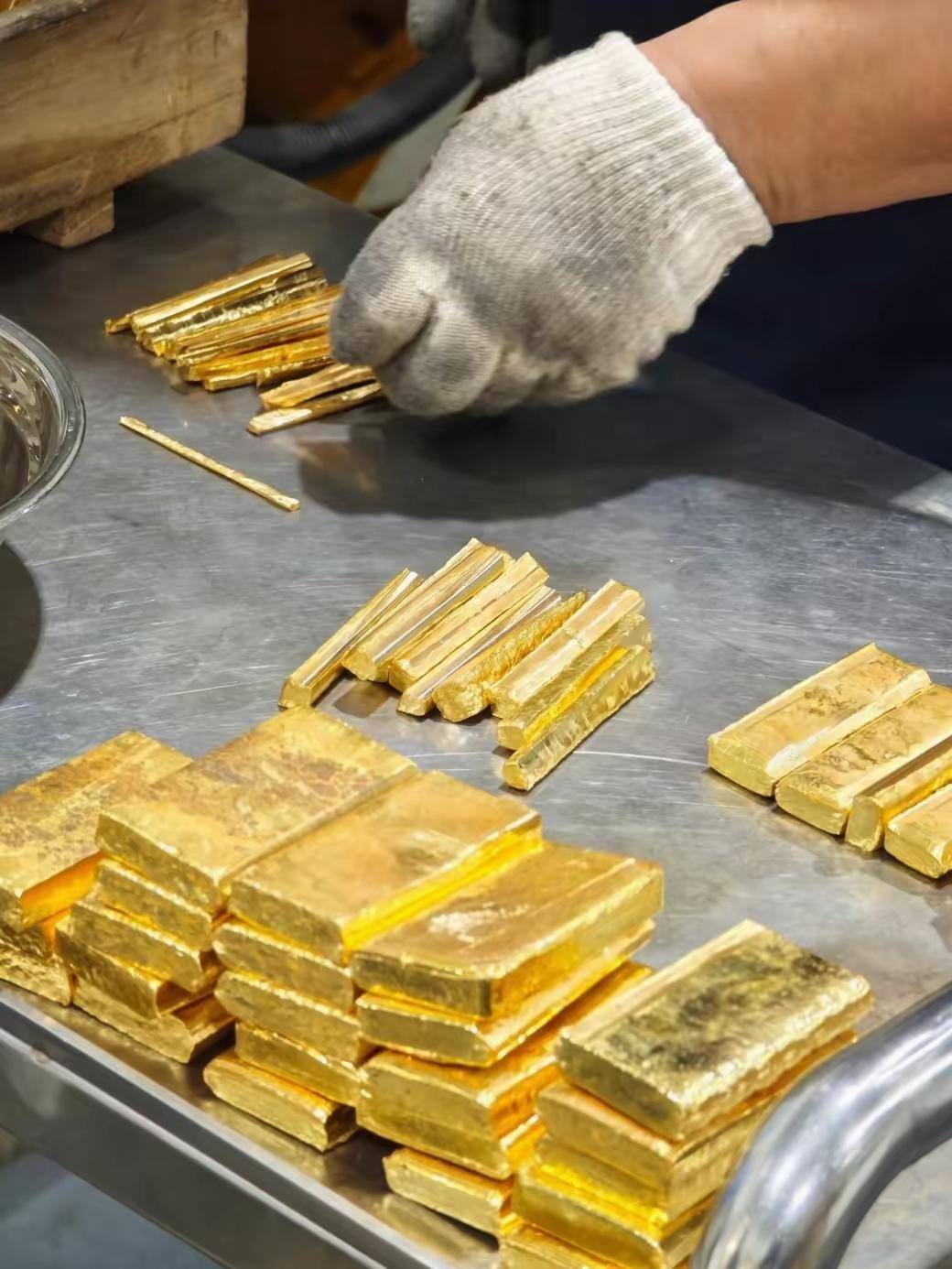 昨天没卖黄金的人，
今天估计肠子都悔清了吧，
不是因为黄金昨昨天大涨价，而是
因