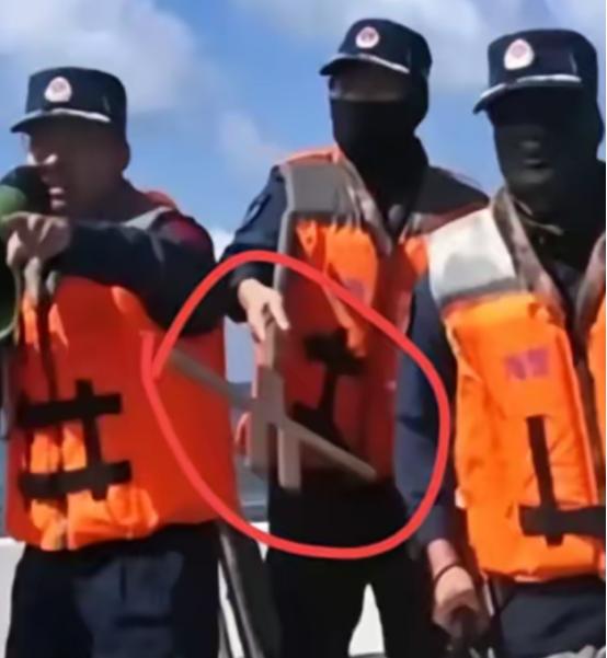 打完架才发现，中国海警手里拿的这是啥呀？
 
7月20日仁爱礁冲突视频曝光，不少
