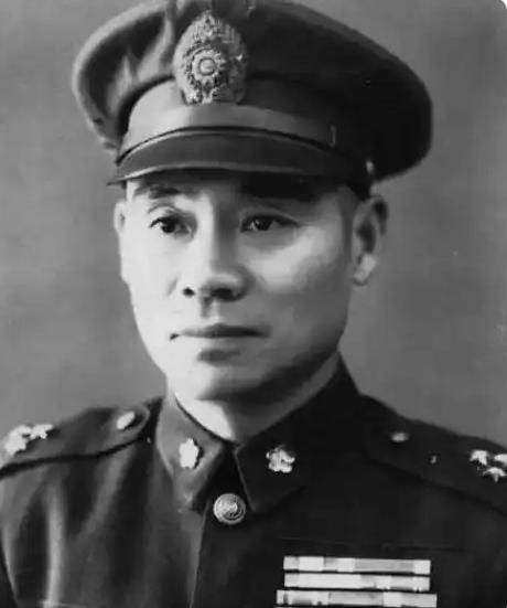 1964年，福建闽侯县，28岁劳改人员郑仁义趁看守不备，躲在茅厕伺机行动。待看守
