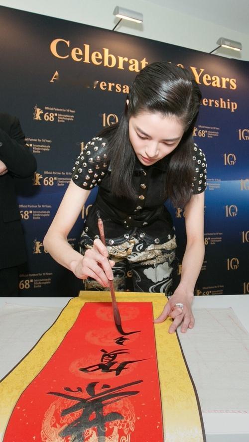 几年前大美女钟楚曦在柏林电影节秀了一把书法，写得不错，侯雯元太有福气了！希望于适