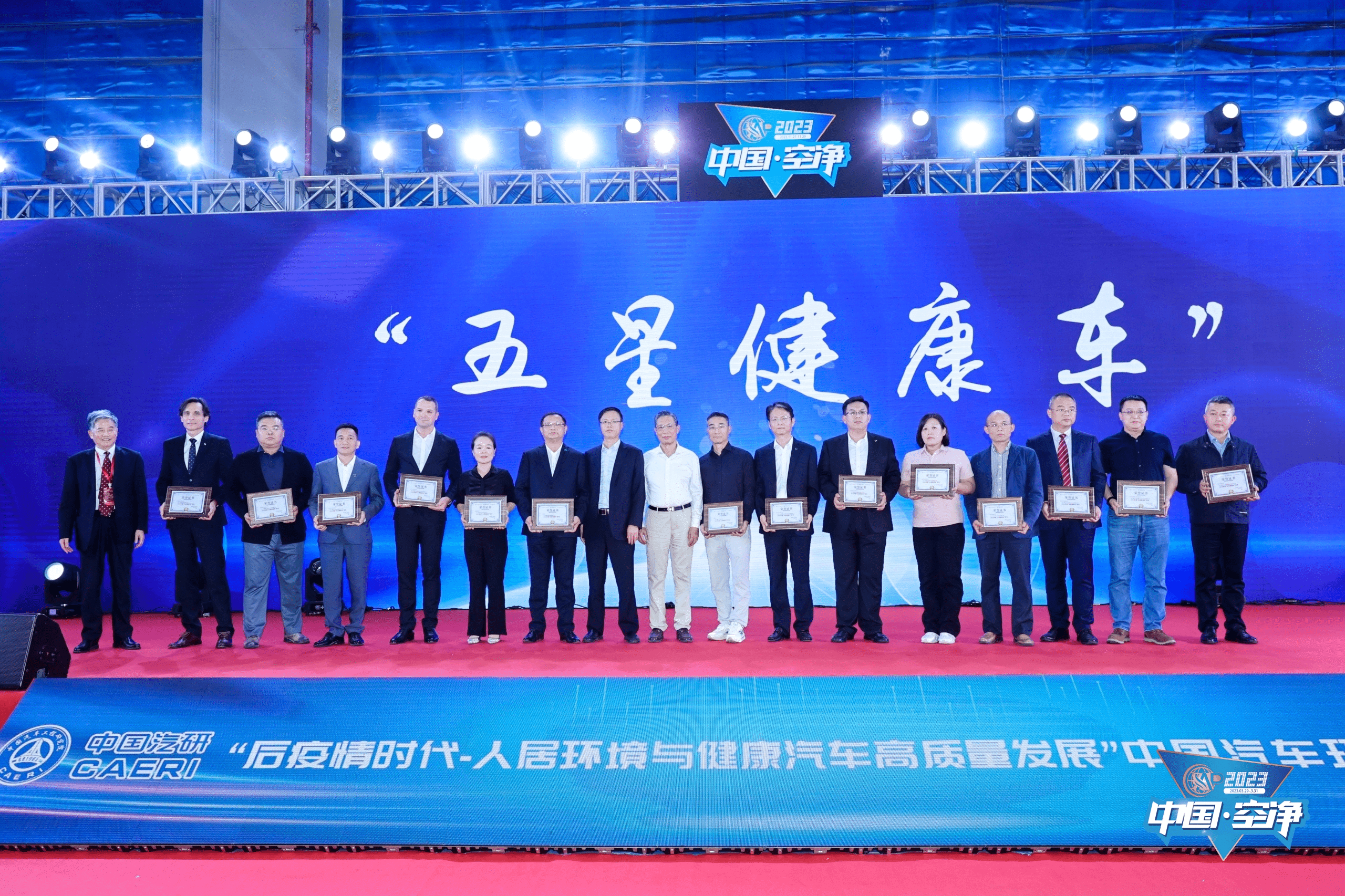 宝宝小的时候屏障系统未发育完全，抵抗力上不如大人的就很容易受病毒、细菌的入侵包括