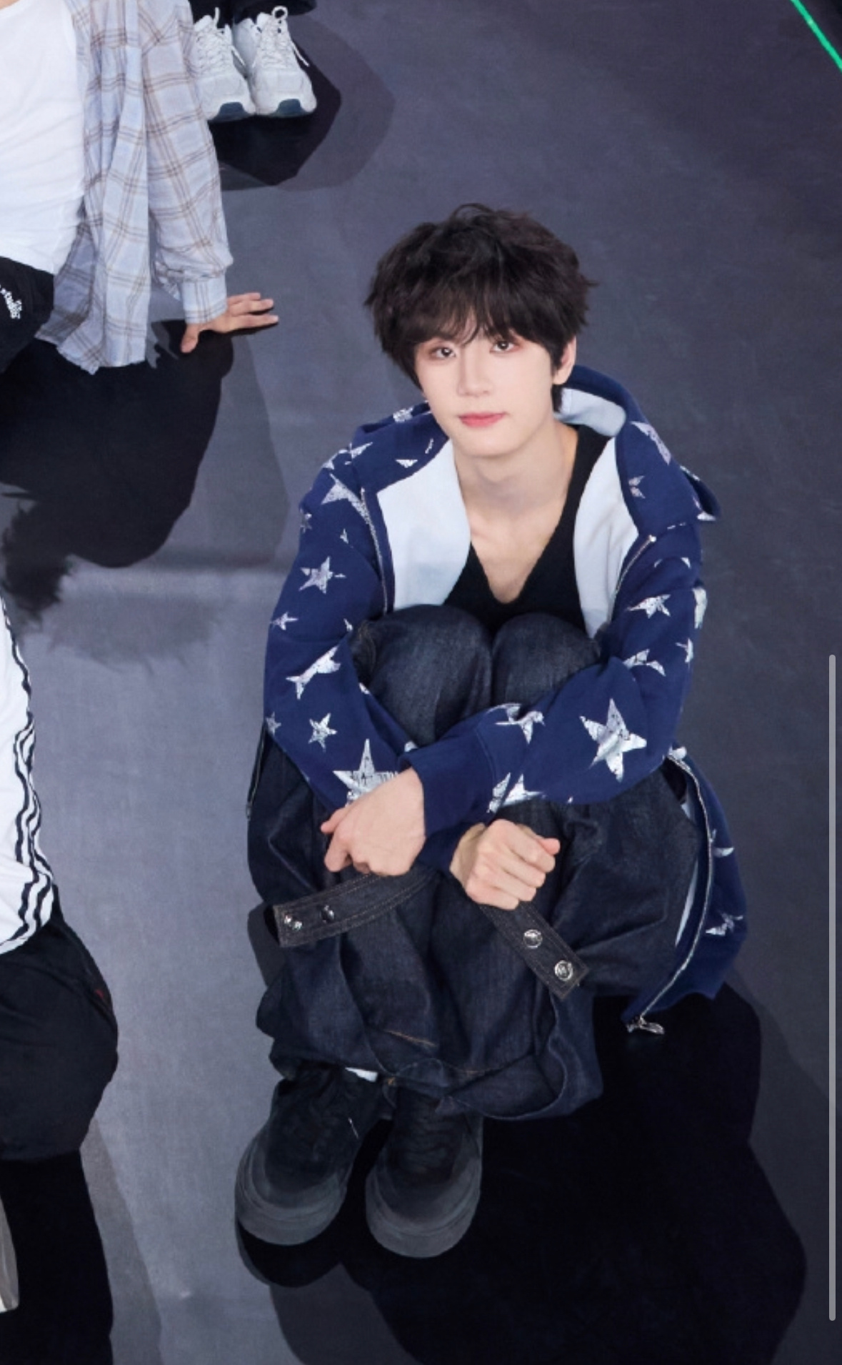 李煜东和其他人完全不在一个图层上，我东插这一群人里像韩男团成员下乡扶贫开文艺汇演