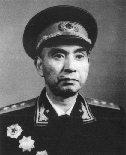 1949年11月，解放军司令员杨勇刚回到房中，马上就被人用枪抵在了后脑勺上，再一
