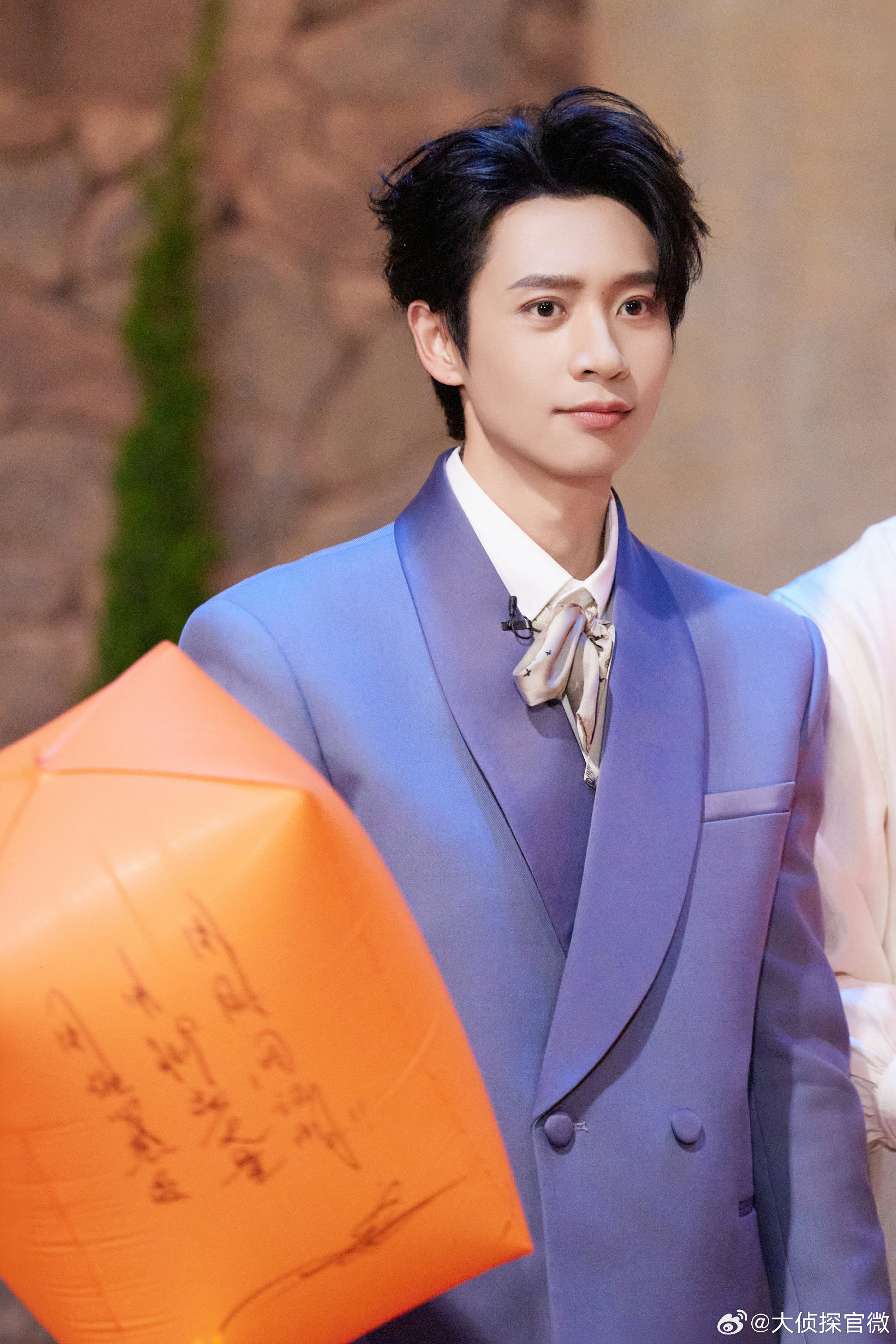 大侦探收官录制放天灯大侦探祝福都在灯里 天灯升空，爱意与祝福同行。大侦探十周年圆