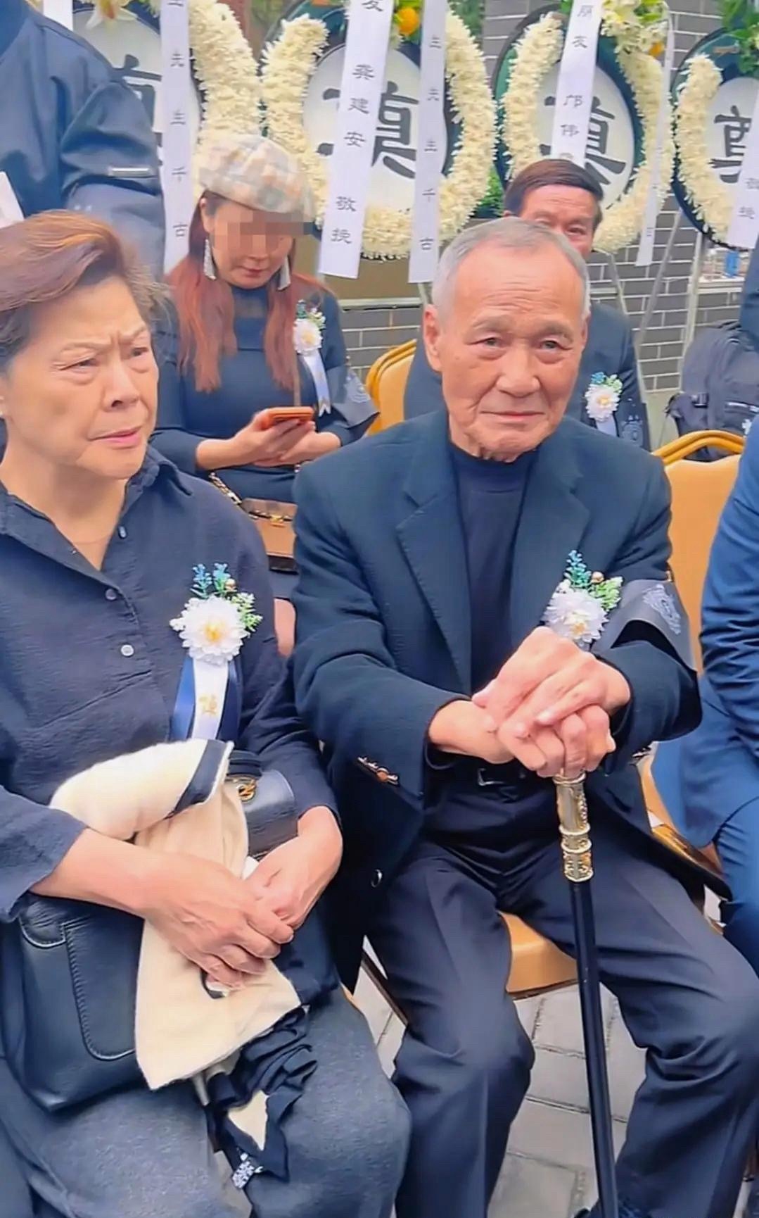难得一见，大佬陈慧敏罕见现身，送别功夫巨星梁小龙！陈慧敏已经80岁了，如今年事已