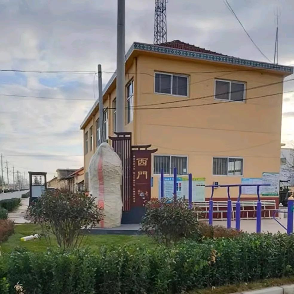 西门村位于青岛胶州市胶西镇西南部，距镇驻地约8公里，东邻秦家茔村，西邻东佛乐村，