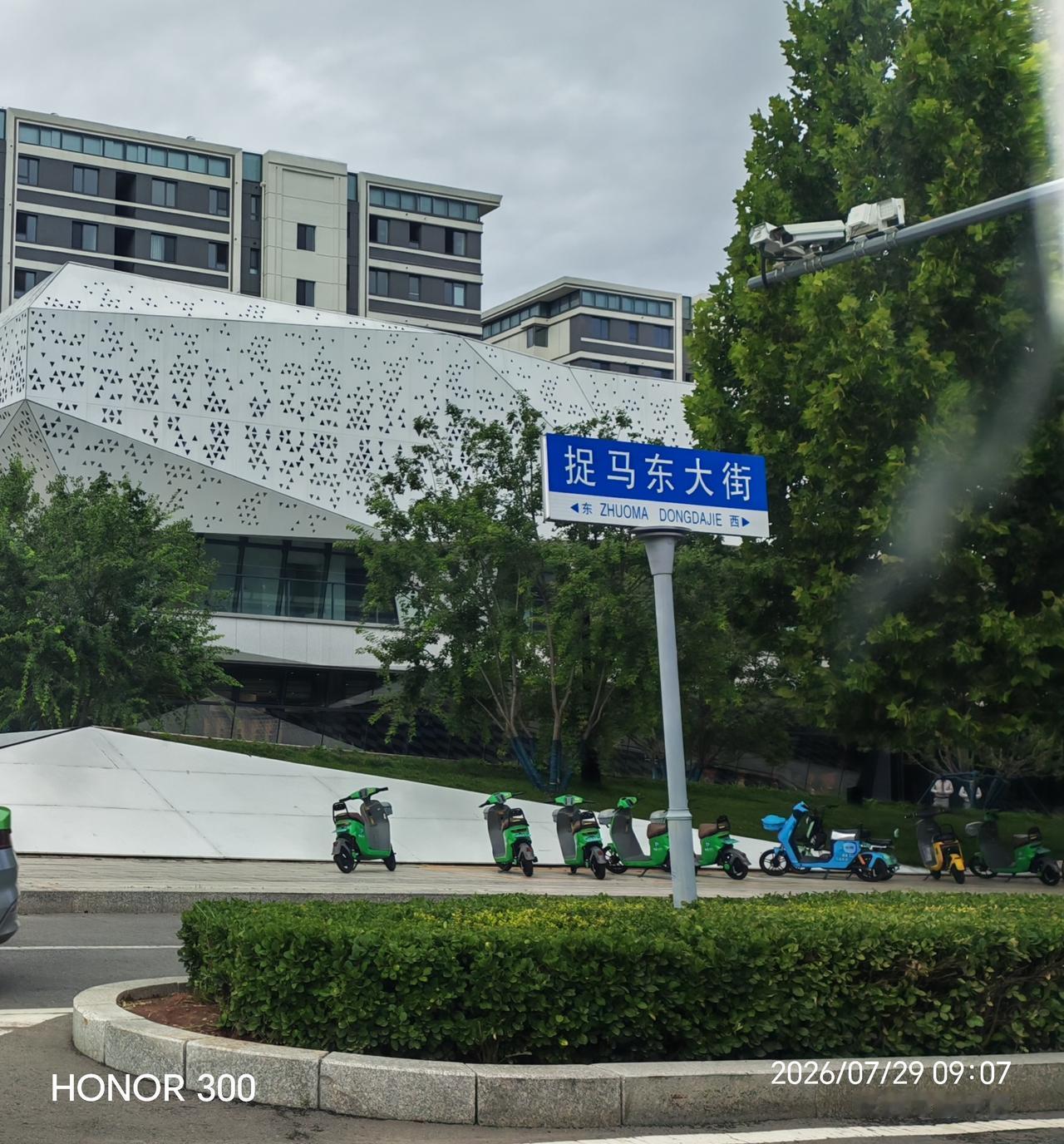 东起东环路，西达滨湖大道

全长约7.8公里

以与英雄北路为交会点

划分为东