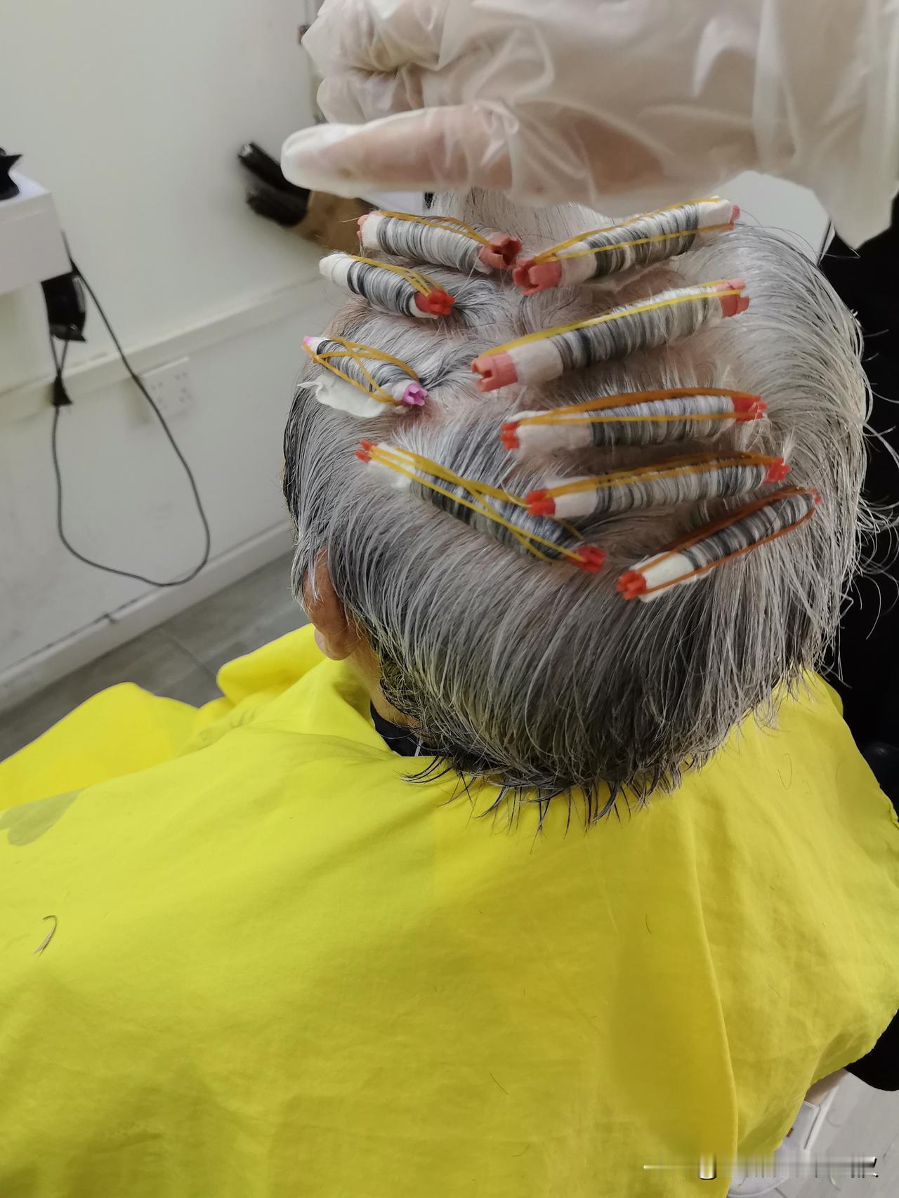 长寿真的是靠天定。

今天上午，我去理发店洗头发，来了一个93岁的老奶奶来烫头发