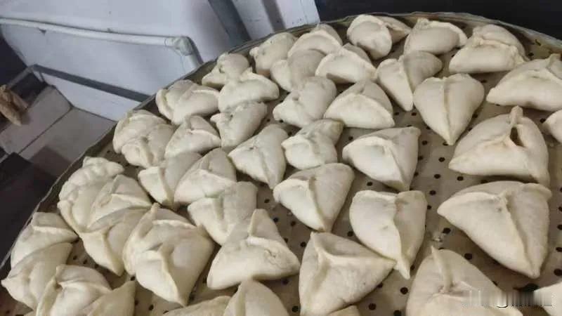 
三年前，油田前线学校回迁到市区学校。刚来到这个学校时，每天的饭菜就是馒头、鸡蛋