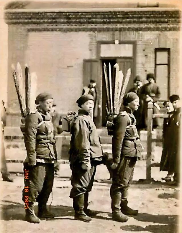 这是1906年晚清时期的士兵，他们这是要去做什么？画面中怎么还有老外在现看？
