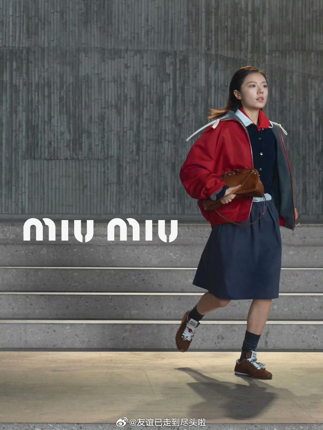 这两年miumiu给赵今麦拍的大片，粉黑一套图的水平按理说千金风挺适合赵今麦的，