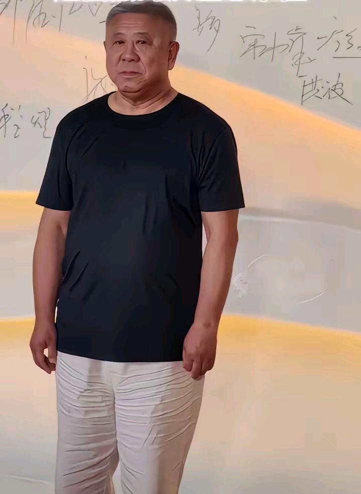 老戏骨程煜，演艺生涯超30年。他在《希望的田野》等剧中塑造诸多经典角色，演技沉稳