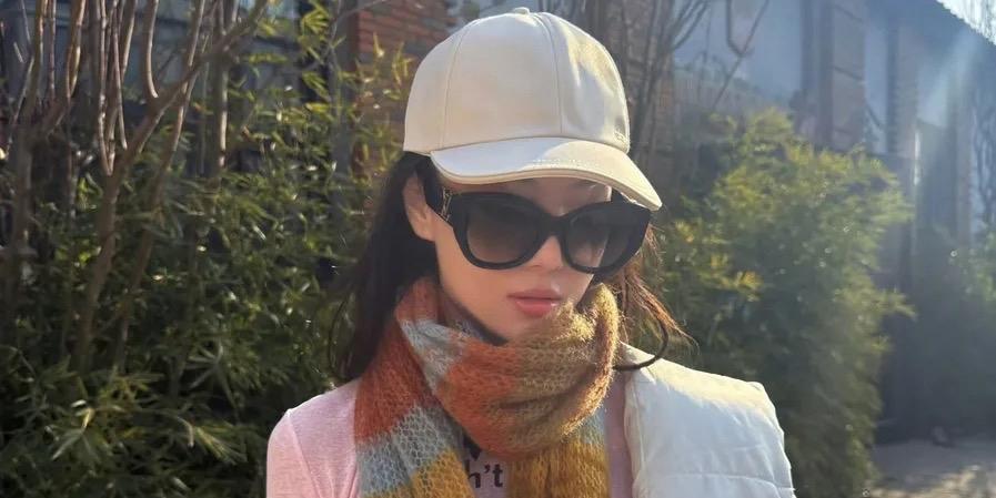 2026年1月9日，演员张馨予在个人账号分享幸福时刻，她晒出妈妈亲手织的围巾，温