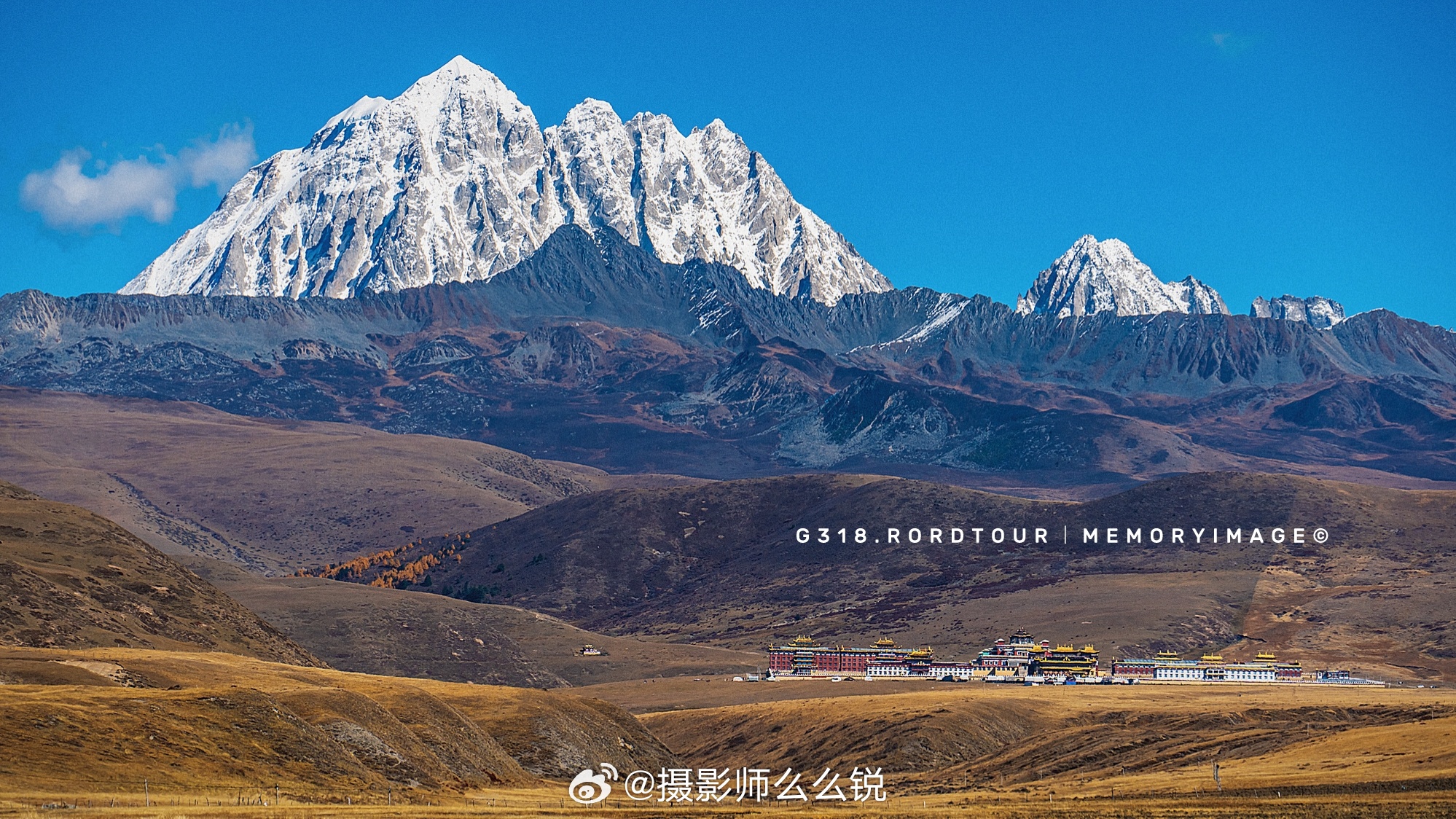 大美川西，立冬还秋意满满的新都桥​雅拉雪山，贡嘎云海，塔公草原​蓝天白云，金黄草