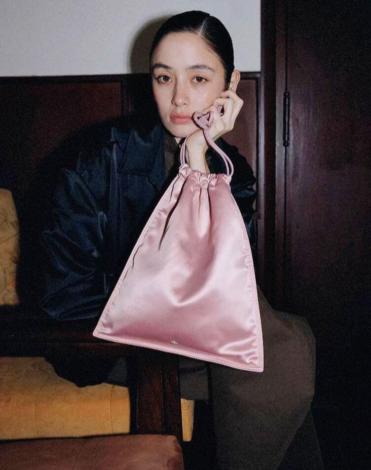 🎀暗调里开出的温柔茧，丝光在木纹间流淌✨极简主义藏着最烈的浪漫，你敢不敢这样定