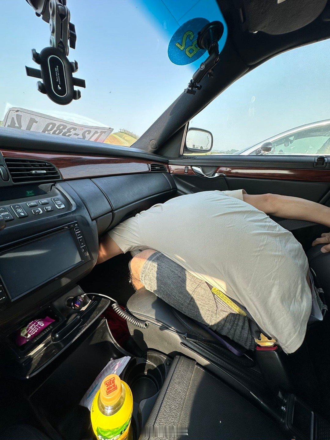 这是我们车队的随行保障工程师，为了让这个车不再被和投诉空调漏水臭，他这几天最常保