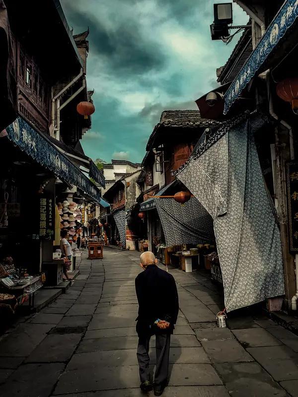 提高写作能力方法不少。我觉得多观察生活超重要，日常小事里全是灵感，像看到老人下棋