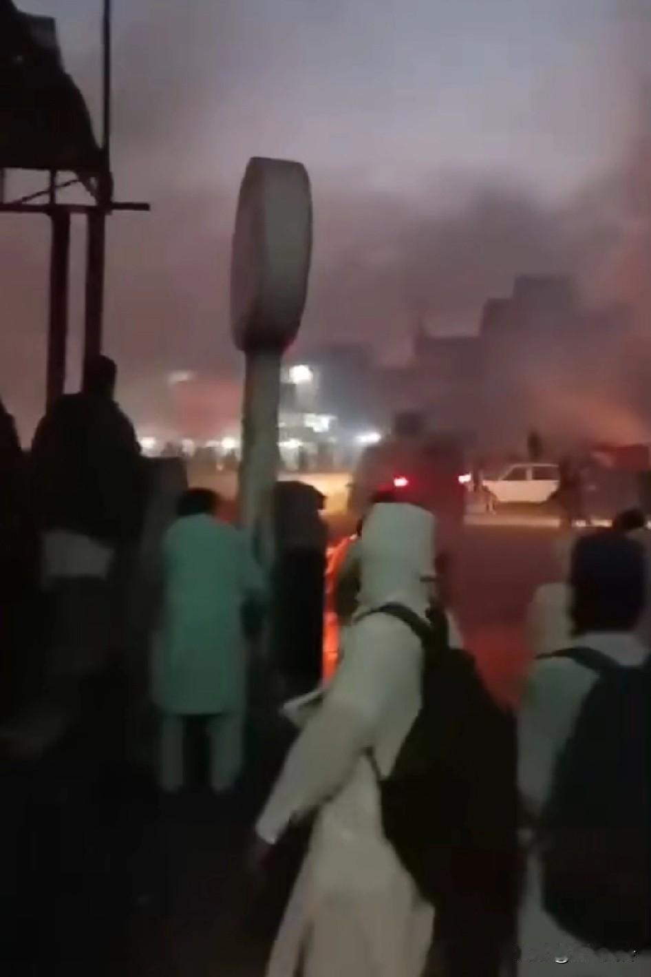 今天凌晨四点！巴基斯坦清场，晚上能听到这大兵对讲机在交流，爆炸声没听到
前几天三