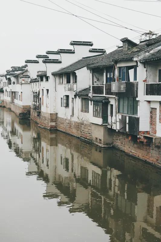 谷友说得妙极，我对这烟雨朦胧之感也爱到了骨子里。雨中漫步，每一步都仿佛踩在雨丝之
